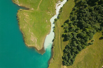 Vue aérienne des bords du barrage de roselend dans le beaufortain en savoie