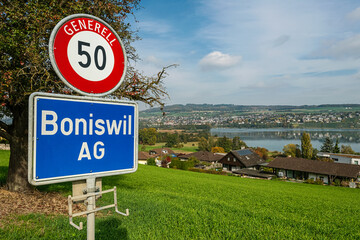 Ortsschild von Boniswil mit Hallwilersee im Hintergrund