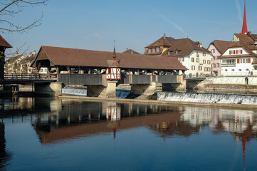 Fototapeta na wymiar Holzbrücke über die Reuss in Bremgarten