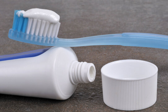 Brosse &agrave; dents avec du dentifrice avec un tube de dentifrice ouvert en gros plan