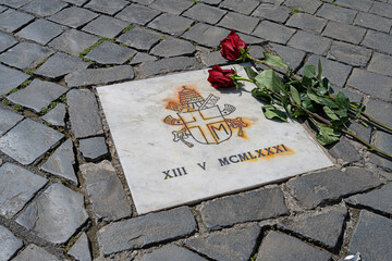 Erinnerungstafel an das Attentat auf Papst Johannes Paul II., Petersplatz, Rom, Vatikan