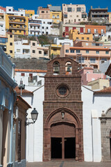 Fototapeta premium Iglesia de La Asunción y casas del barrio de La Lomada, en San Sebastián de La Gomera, islas Canarias