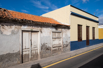 Viviendas en una calle de San Sebastián, capital de la isla de La Gomera en Canarias