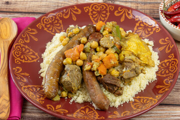 assiette de couscous, trois viandes, en gros plan