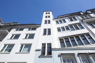 Weisses Bürogebäude aus der Froschperpektive, Bremen, Deutschland