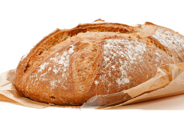 Bochenek wypieczonego chleba na białym wyizolowanym tle