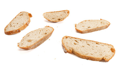 Kromki wypieczonego chleba na białym wyizolowanym tle - obrazy, fototapety, plakaty
