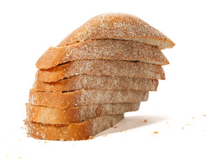 Pokrojony bochenek wypieczonego chleba na białym wyizolowanym tle - obrazy, fototapety, plakaty