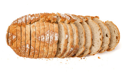 Pokrojony bochenek wypieczonego chleba na białym wyizolowanym tle - obrazy, fototapety, plakaty