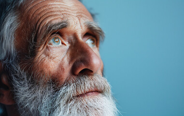 Retrato, primer plano de ancianos como imagen de la soledad de las personas mayores en la sociedad actual - obrazy, fototapety, plakaty