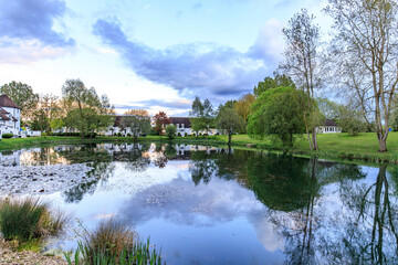 Obraz premium Tranquil Evening at a Picturesque Lakeside Community