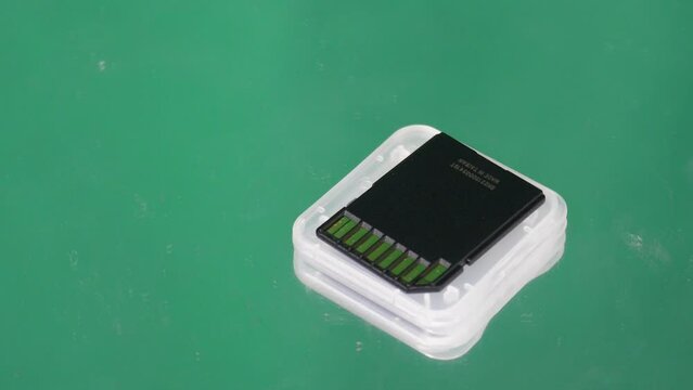Memory card display on rotating table