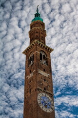Fototapeta na wymiar vicenza, italien - torre di piazza