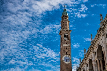 vicenza, italien - glockenturm und basilica palladiana