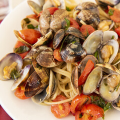 delicious spaghetti with clams and tomatoes