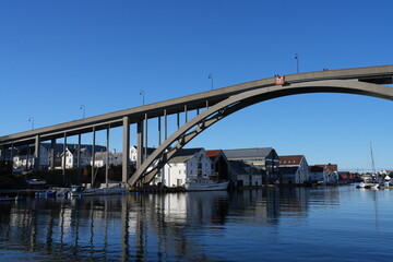 Fototapeta na wymiar Risøy-Brücke, Brücke in Haugesund über dem Smedasundet, Norwegen, blauer Himmel, wolkenlos