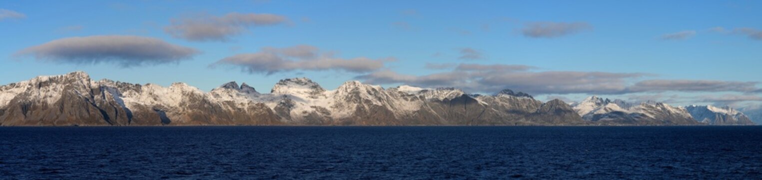 Panorama der Lofoten am Moskenstraumen, Mahlstrom, Malstrom, Norwegen, Berge, Gebirge, Gebirgskette, Schnee, Himmel, Meer