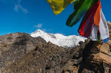 Keuken foto achterwand Cho Oyu Сairn, pile of stones, Buddhist prayer flags and snow capped mount Cho Oyu of the Himalayas during EBC Everest Base Camp or Three Passes trekking. View from Gokyo Ri, Nepal.