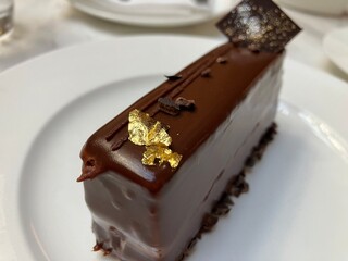 金箔の乗った高級チョコレートケーキ