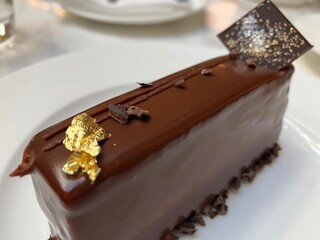 金箔の乗った高級チョコレートケーキ