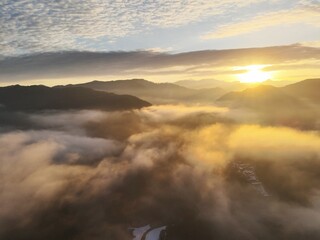 雲海の上から、ドローンで朝日を撮影