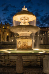 Nächtlich beleuchteter Brunnen auf dem Petersplatz in Rom, Vatikan