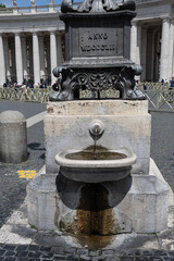 Kleiner Brunnen am Sockel eines Leuchters, Petersplatz, Rom
