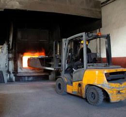 Carrying molten metal in forklift