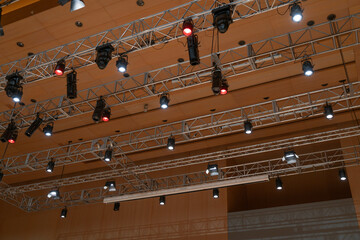 Focos de luz en el escenario