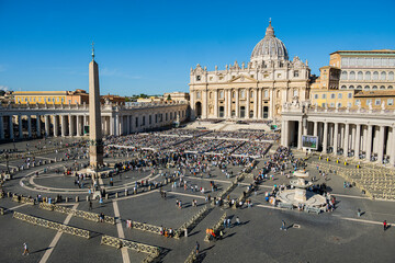 Sicht auf Petersplatz mit Petersdom, Rom, Vatikan
