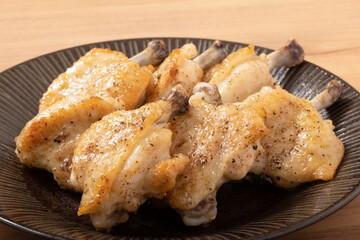 骨付きチキンの塩焼き（手羽先の下処理済み）