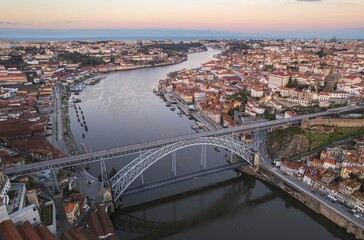 Elevating Perspectives: A Majestic Traverse of the Dom Luis I Bridge Over the Serene Douro River - obrazy, fototapety, plakaty