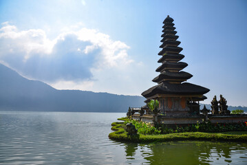 Obraz premium Old Traditional Balinese Water Temple Ulun Danu