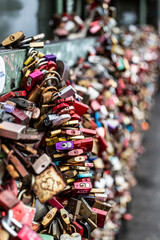 Obraz premium Koln main bridge full of lockers in Germany
