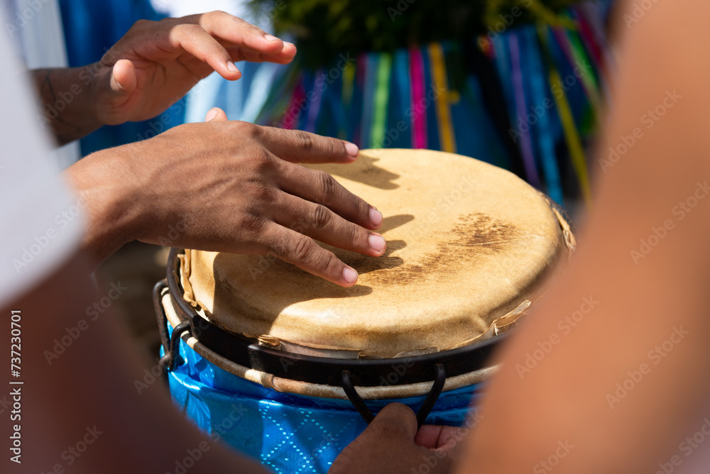 Wall mural Percussionist hands playing atabaque.