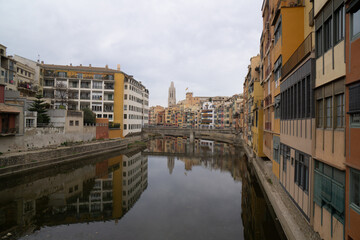 Fototapeta na wymiar Girona bei bedecktem Himmel