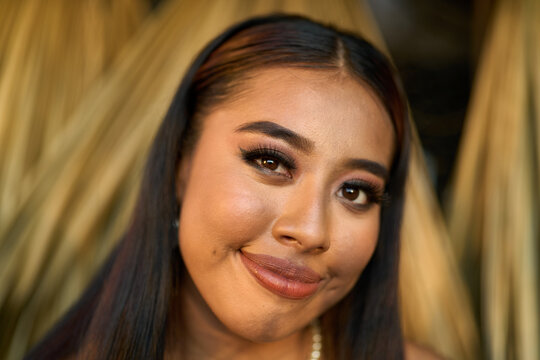 betsy beautiful eyes with bokeh background - straw background 03