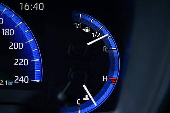 Arrow symbol on the fuel indicator is to indicate on which side the car's fuel filler cap is available or is on     