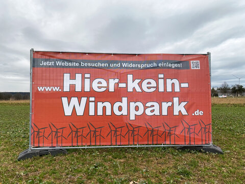 Plakat mit Aufschrift "Hier Kein Windparkt" - 14.02.2024, Baltmannsweiler, Baden Württemberg 