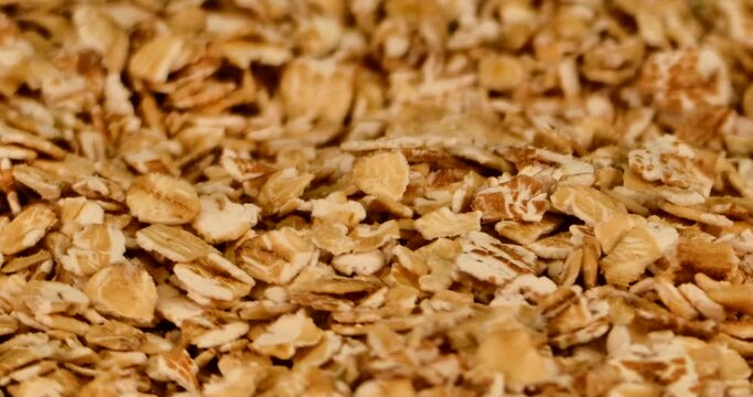 A plate full of spelled flakes. With its high silica content, spelled is said to have a positive effect on memory and concentration
