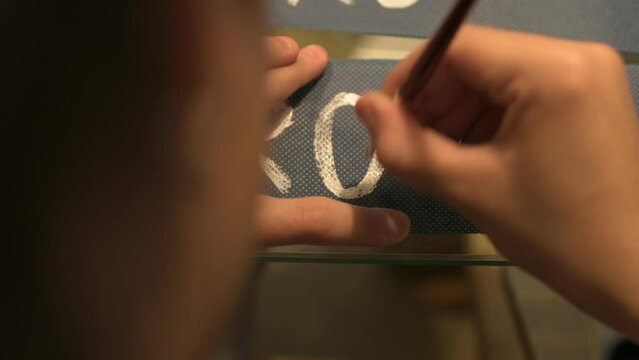 Haciendo una O con pintura sobre tela