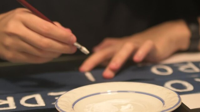 Pintando una P con pincel y acr&iacute;lico blanco