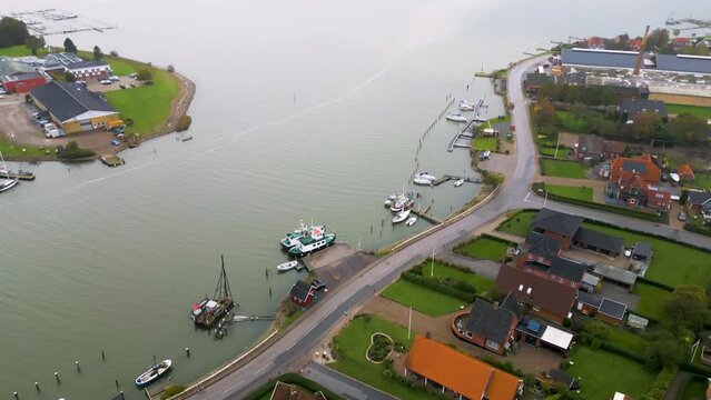 Panoramische Luftansicht eines K&uuml;stendorfes mit Booten an einem tr&uuml;ben Tag, Overhead Shot der Boote. Drohnenaufnahme, Sildekule in Egernsund, D&auml;nemark.