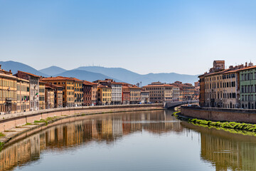 Städtische Reflexionen: Die ruhige Schönheit des Arno von der Ponte Solferino in Pisa - obrazy, fototapety, plakaty