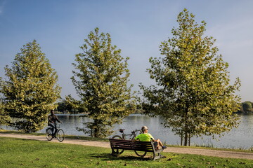 mantua, italien - idylle mit fahrrädern am lago inferiore - 737338506