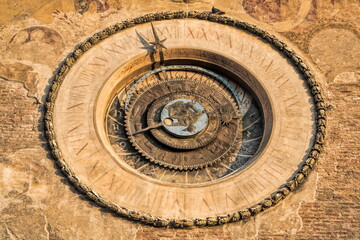 mantua, italien - detail vom mittelalterlichen uhrturm aus dem jahr 1250 - 737338515