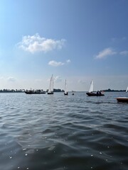 Obraz premium Sailing boats on a quiet lake