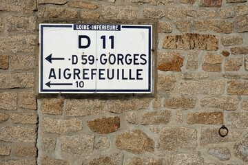 Panneau routier d'indication de route et ville