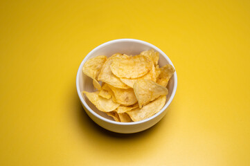 Knusprige Kartoffelchips in Schale