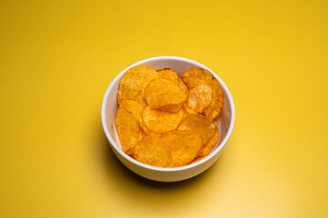 Knusprige Kartoffelchips in Schale